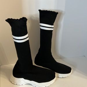 BLACK AND WHITE PULL ON STRETCH KNIT SOCKS SNEAKERS SZ EUR 37